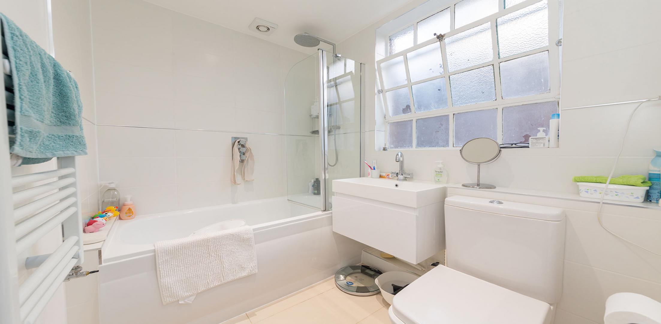 			HEATING and HOT WATER INCLUDED, 2 Bedroom, 1 bath, 1 reception Flat			 Mortimer Crescent , KILBURN PARK / MAIDA VALE